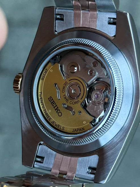 DJ-Fluted "Two Tone gold W/Black Roman" (Wimbledon) - Reloj personalizado con movimiento automático NH35 y cristal de zafiro | XP Watch Co.