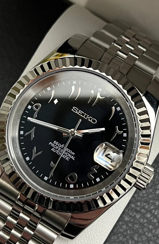 DJ-Fluted "Black" Árabe - Reloj automático personalizado con cristal de zafiro y acero inoxidable 316L | XP Watch Co.