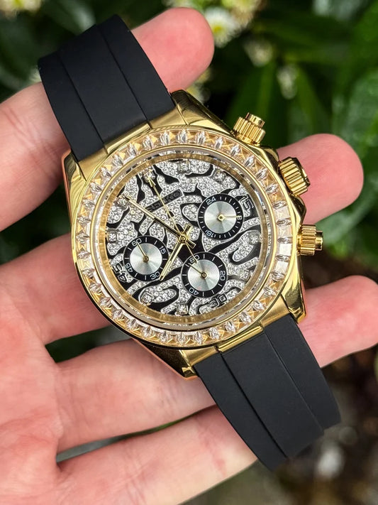 D-Racing Diamond Lion, reloj dorado con esfera negra y detalles de diamante