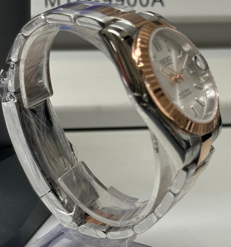 DJ-Fluted "Two Tone Rose Gold W/White" - Reloj personalizado con cristal de zafiro y acero inoxidable 316L | XP Watch Co.
