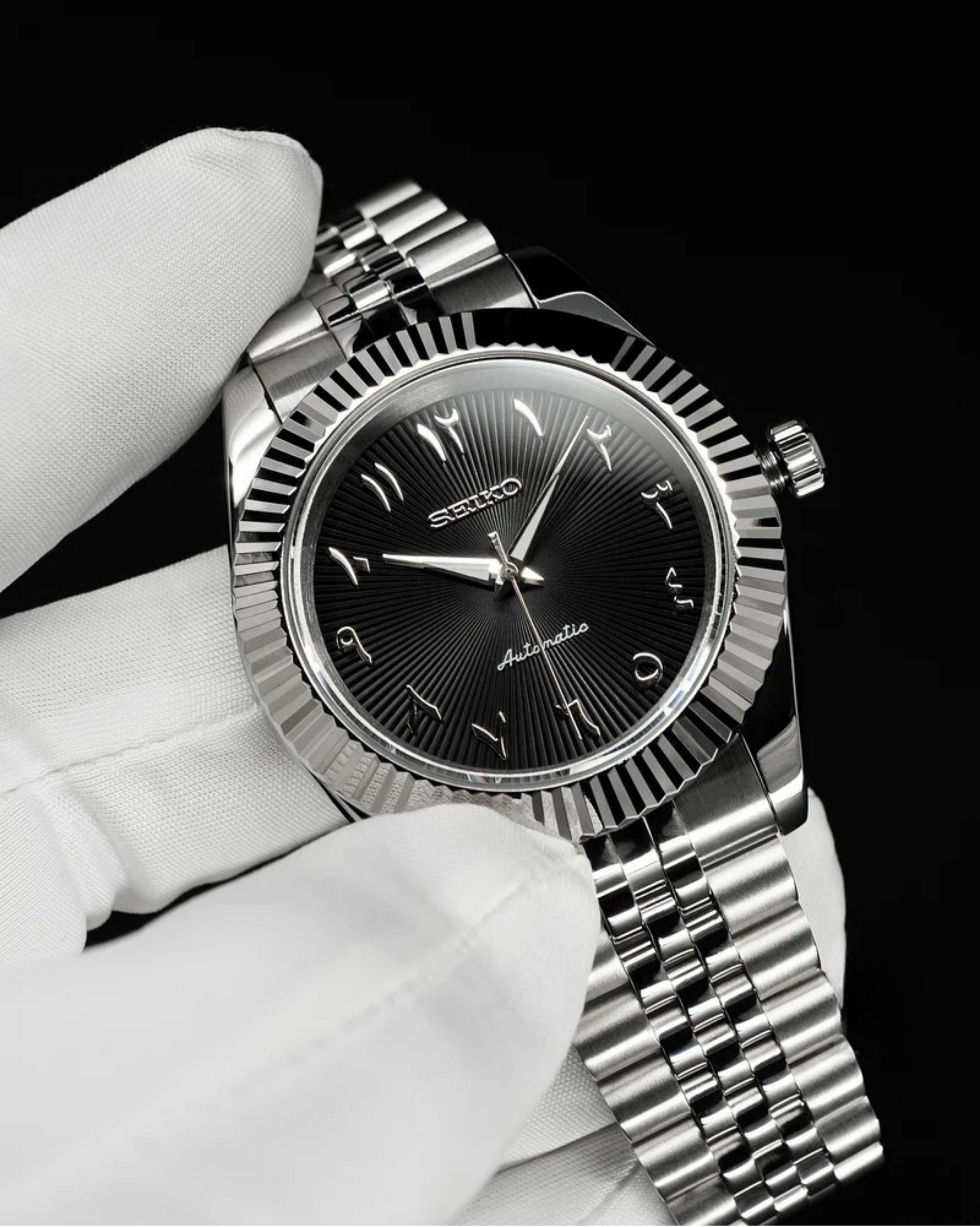 DJ-Fluted "Black Textured" Árabe - Reloj personalizado con cristal de zafiro y acero inoxidable 316L | XP Watch Co.