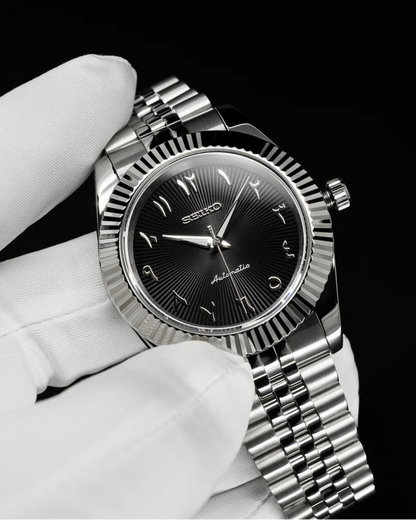DJ-Fluted "Black Textured" Árabe - Reloj personalizado con cristal de zafiro y acero inoxidable 316L | XP Watch Co.