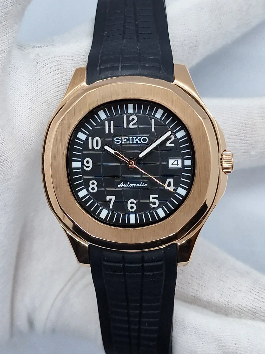 Aqua-Tropic Mod "Rose Gold Black" - Reloj personalizado con cristal de zafiro y movimiento automático NH35 | XP Watch Co.