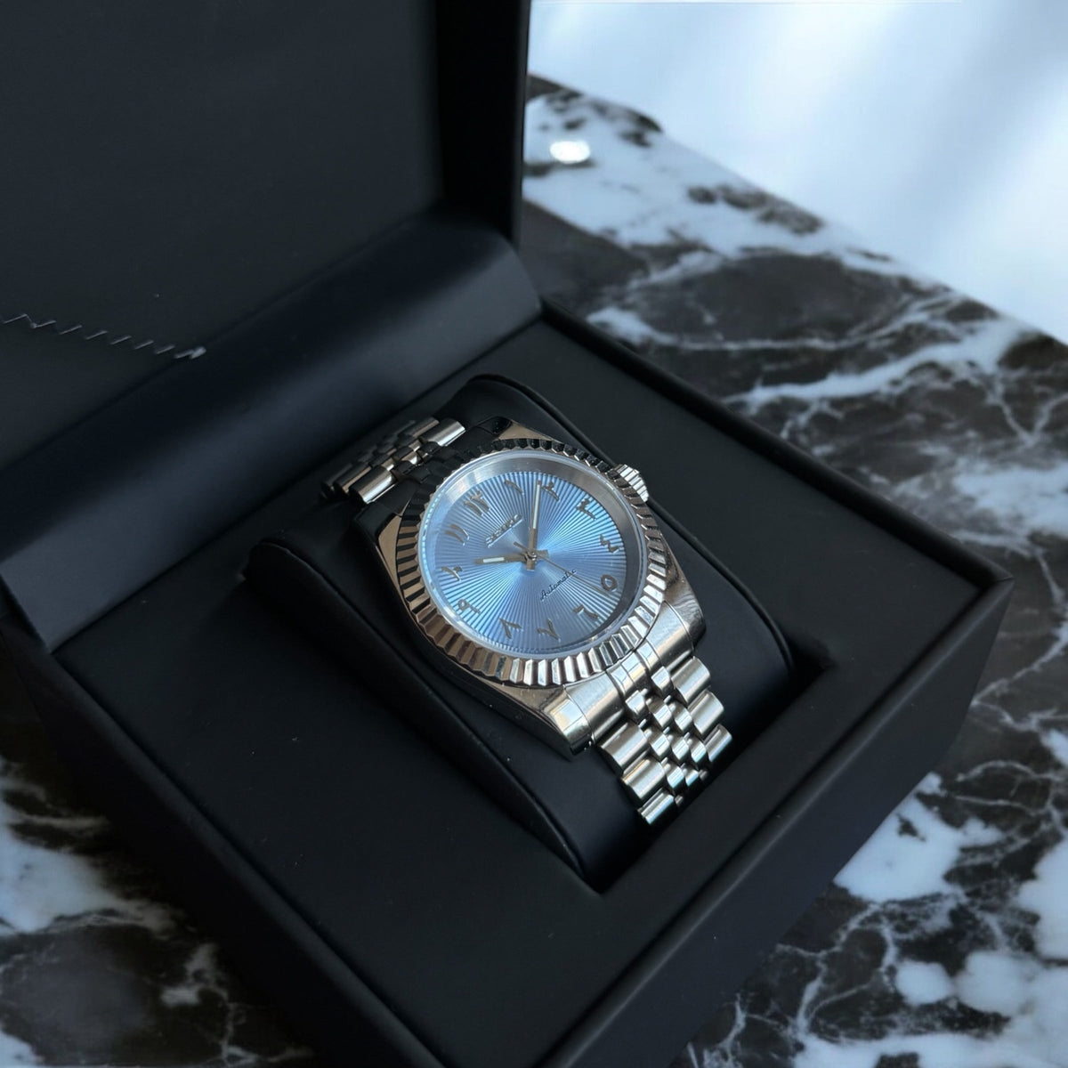 DJ-Fluted "Textured Light Blue" Árabe - Reloj personalizado con movimiento automático NH35 y cristal de zafiro | XP Watch Co.