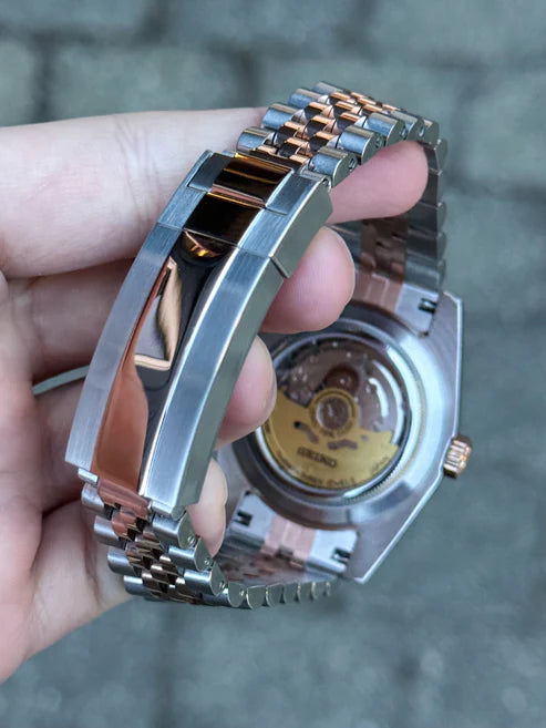 DJ-Fluted "Two Tone gold W/Black Roman" (Wimbledon) - Reloj personalizado con movimiento NH35 y cristal de zafiro | XP Watch Co.