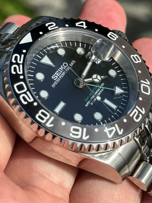 GMT Dual-Time "Black/Grey" (Bruce Wayne) - Reloj personalizado con cristal de zafiro y acero inoxidable 316L | XP Watch Co.