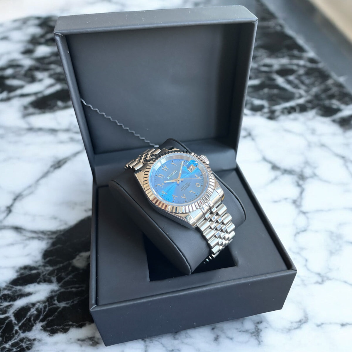 DJ-Fluted "Sky Blue" Árabe - Reloj personalizado con cristal de zafiro y acero inoxidable 316L | XP Watch Co.