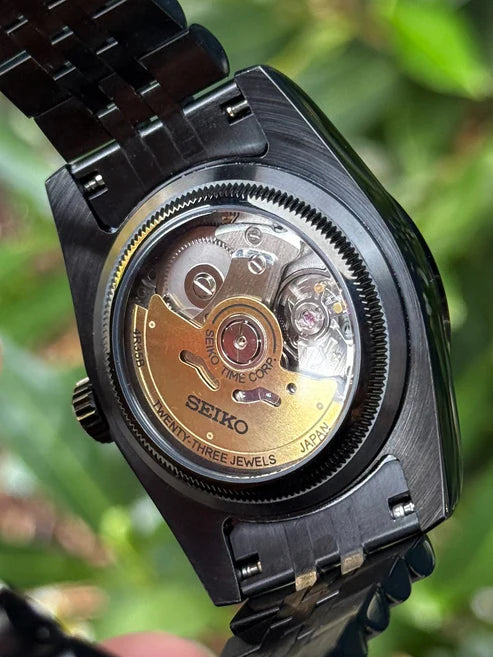 DJ-Fluted "Black Stealth" Árabe - Reloj personalizado con movimiento automático NH35 y acero inoxidable 316L | XP Watch Co.