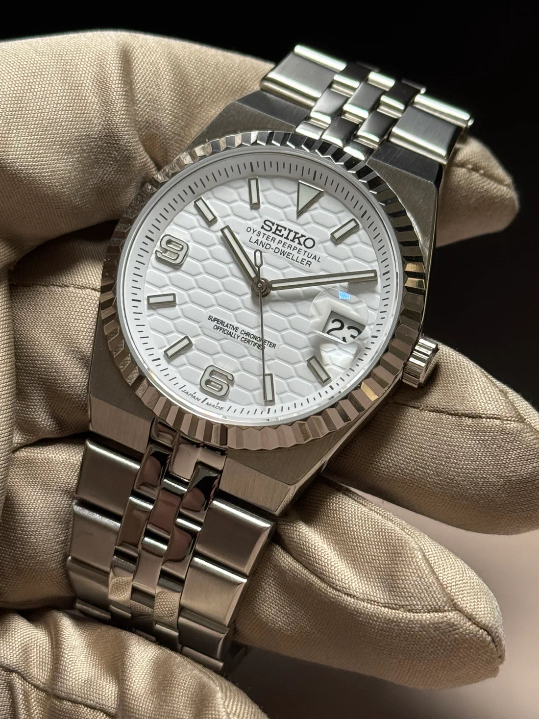 Land-Dweller Mod "White Sunburst" - Reloj personalizado con cristal de zafiro y acero inoxidable 316L | XP Watch Co.