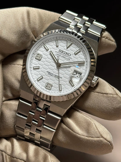 Land-Dweller Mod "White Sunburst" - Reloj personalizado con cristal de zafiro y acero inoxidable 316L | XP Watch Co.