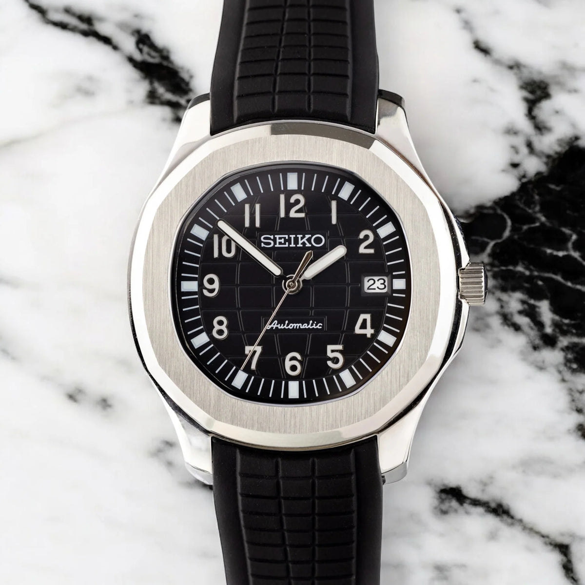 Aqua-Tropic Mod Classic Black - Reloj automático personalizado con cristal de zafiro y acero inoxidable 316L | XP Watch Co.