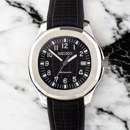 Aqua-Tropic Mod Classic Black - Reloj automático personalizado con cristal de zafiro y acero inoxidable 316L | XP Watch Co.