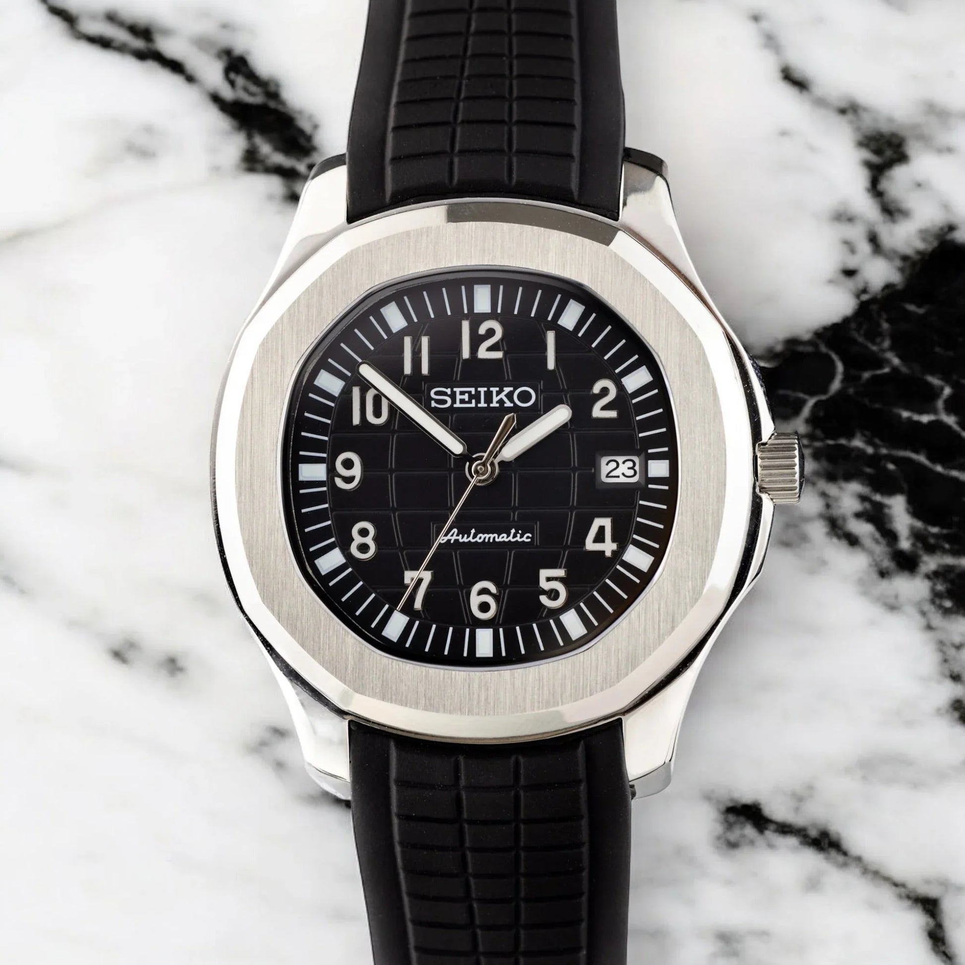 Aqua-Tropic Mod Classic Black - Reloj personalizado con movimiento automático NH35 y cristal de zafiro | XP Watch Co.