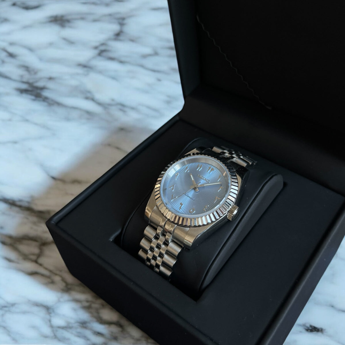 DJ-Fluted "Textured Light Blue" Árabe - Reloj personalizado con movimiento automático NH35 y cristal de zafiro | XP Watch Co.