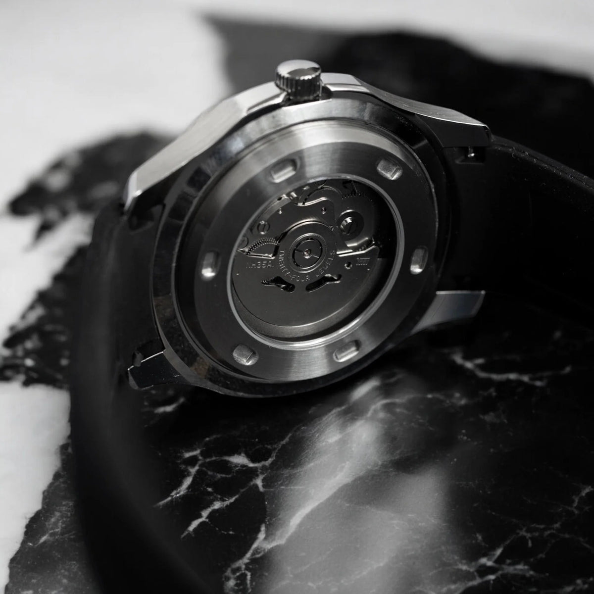 Aqua-Tropic Mod Classic Black - Reloj personalizado con movimiento automático NH35 y acero inoxidable 316L | XP Watch Co.