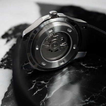 Aqua-Tropic Mod Classic Black - Reloj personalizado con movimiento automático NH35 y acero inoxidable 316L | XP Watch Co.