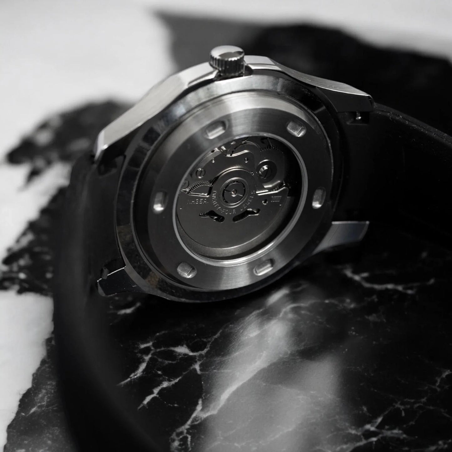 Aqua-Tropic Mod Classic Black - Reloj personalizado con movimiento automático NH35 y acero inoxidable 316L | XP Watch Co.