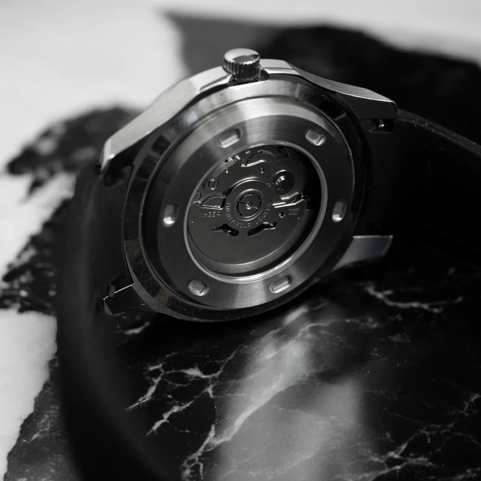 Aqua-Tropic Mod Classic Black - Reloj personalizado con movimiento automático NH35 y acero inoxidable 316L | XP Watch Co.