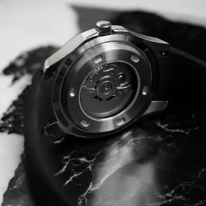 Aqua-Tropic Mod Classic Black - Reloj personalizado con movimiento automático NH35 y acero inoxidable 316L | XP Watch Co.