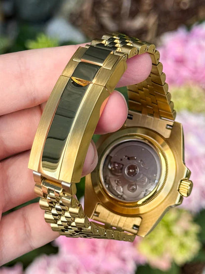 GMT Dual-Time "Lobo de Wall Street" — Gold - Reloj personalizado con movimiento NH35 y cristal de zafiro | XP Watch Co.