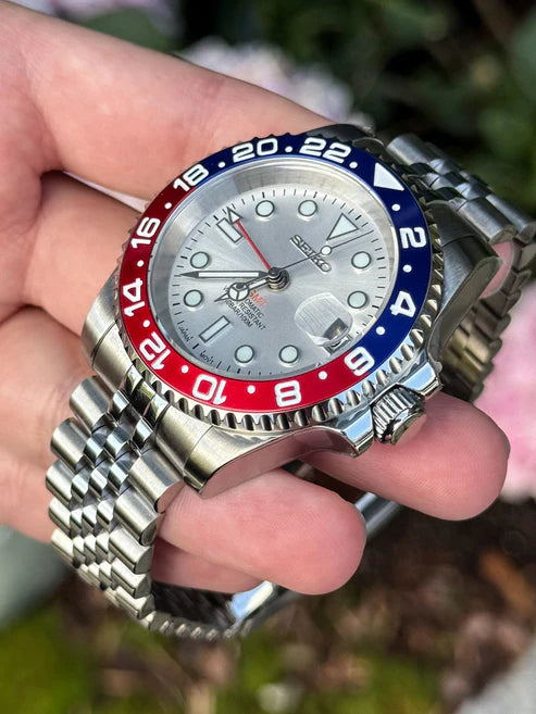 GMT Dual-Time Dual-Time "White Pepsi" - Reloj personalizado con cristal de zafiro y acero inoxidable 316L | XP Watch Co.