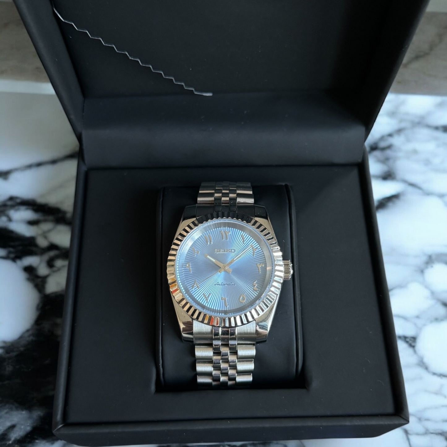 DJ-Fluted "Textured Light Blue" Árabe - Reloj personalizado con movimiento automático NH35 y cristal de zafiro | XP Watch Co.