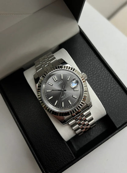 DJ-Fluted "Grey" (Rhodium) - Reloj personalizado con cristal de zafiro y acero inoxidable 316L | XP Watch Co.