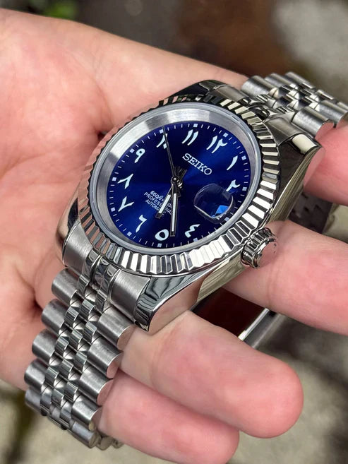 DJ-Fluted "Vivid Blue" Árabe - Reloj personalizado con movimiento automático NH35 y cristal de zafiro | XP Watch Co.