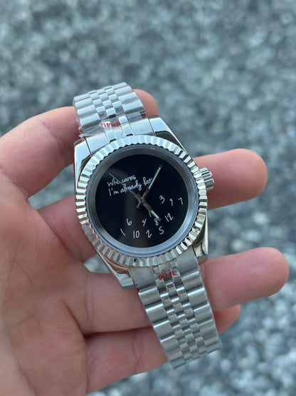 DJ-Fluted "Black" (Who Cares..) - Reloj personalizado con cristal de zafiro y acero inoxidable 316L | XP Watch Co.