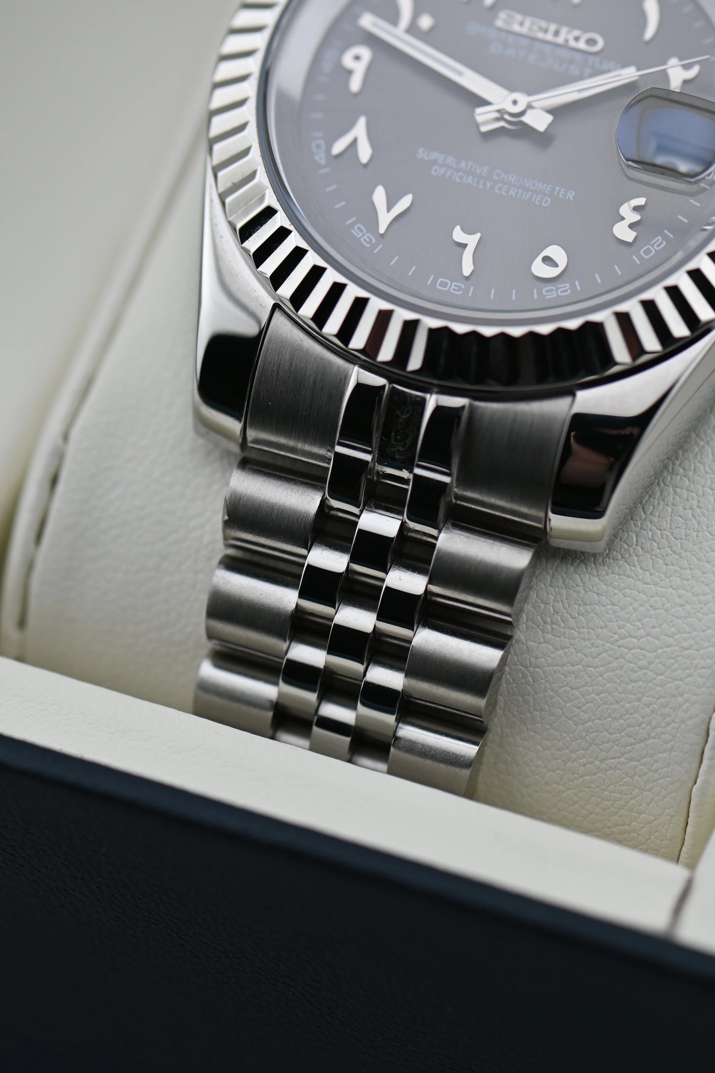 DJ-Fluted Mod "Grey Rhodium" Árabe - Reloj personalizado con cristal de zafiro y acero inoxidable 316L | XP Watch Co.
