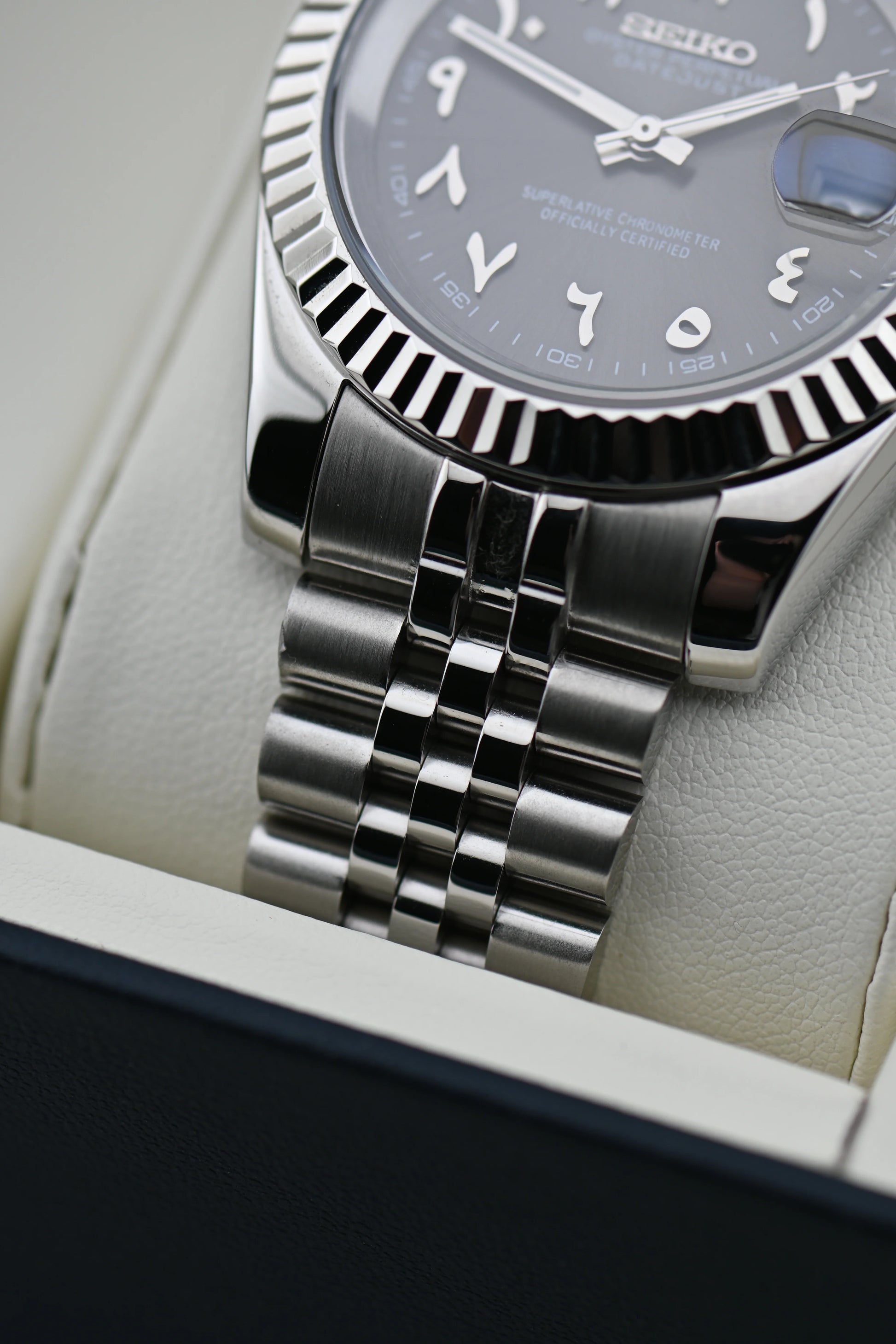DJ-Fluted Mod "Grey Rhodium" Árabe - Reloj personalizado con cristal de zafiro y acero inoxidable 316L | XP Watch Co.