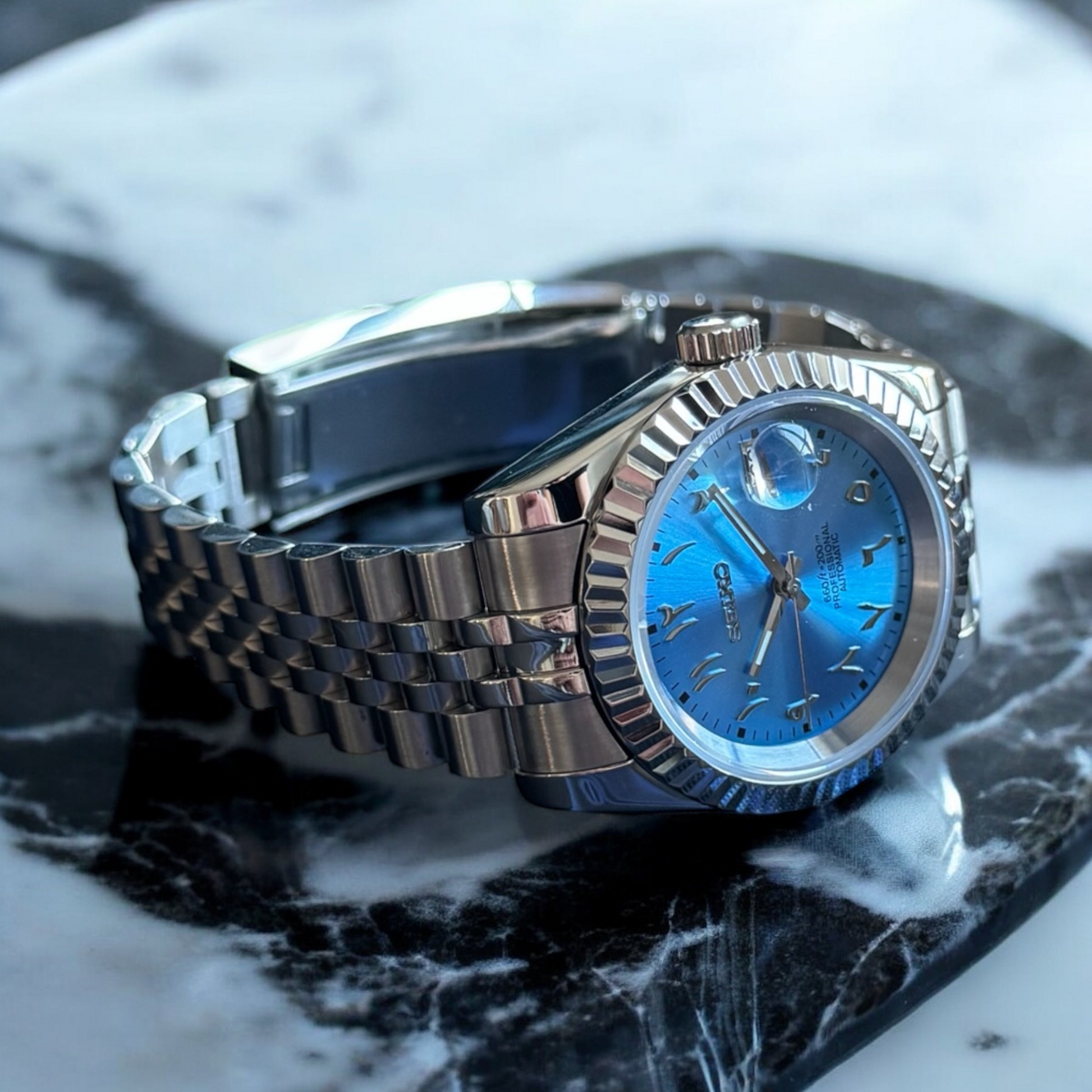DJ-Fluted "Sky Blue" Árabe - Reloj personalizado con cristal de zafiro y acero inoxidable 316L | XP Watch Co.
