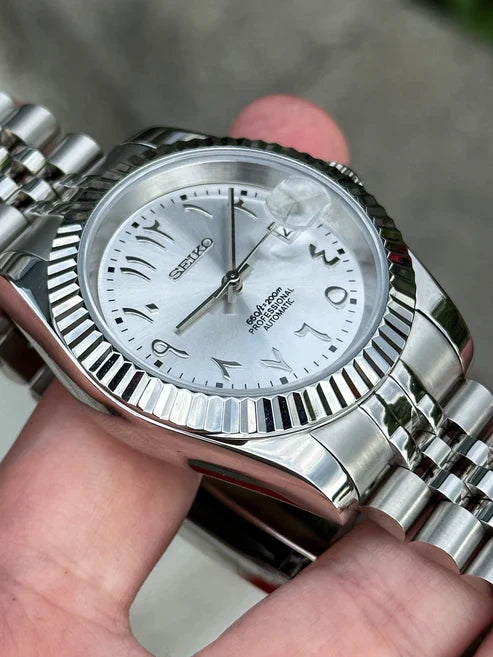 DJ-Fluted "Silver" Árabe con movimiento NH35, cristal zafiro y acero 316L | XP Watch Co.