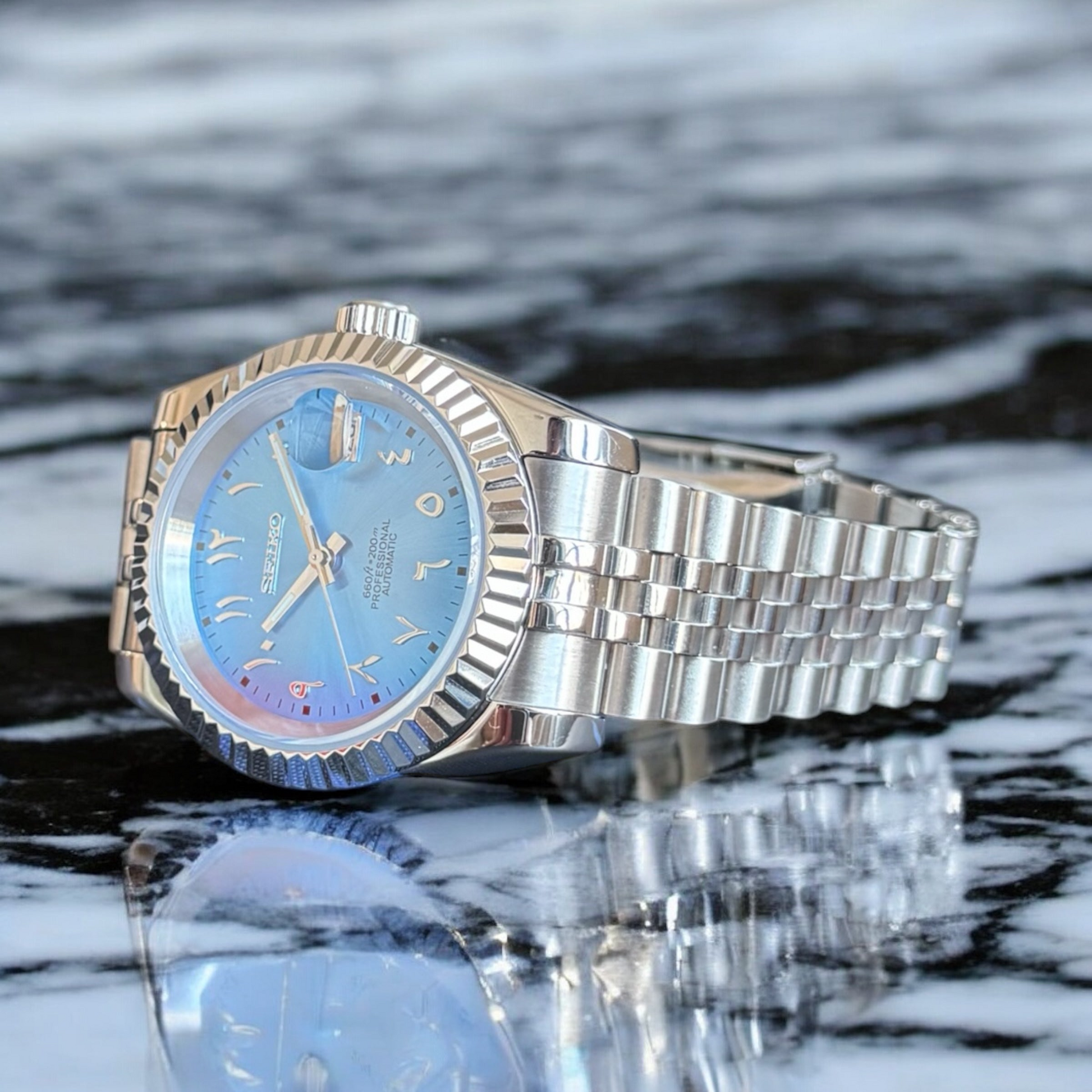 DJ-Fluted "Sky Blue" Árabe - Reloj personalizado con movimiento automático NH35 y cristal de zafiro | XP Watch Co.