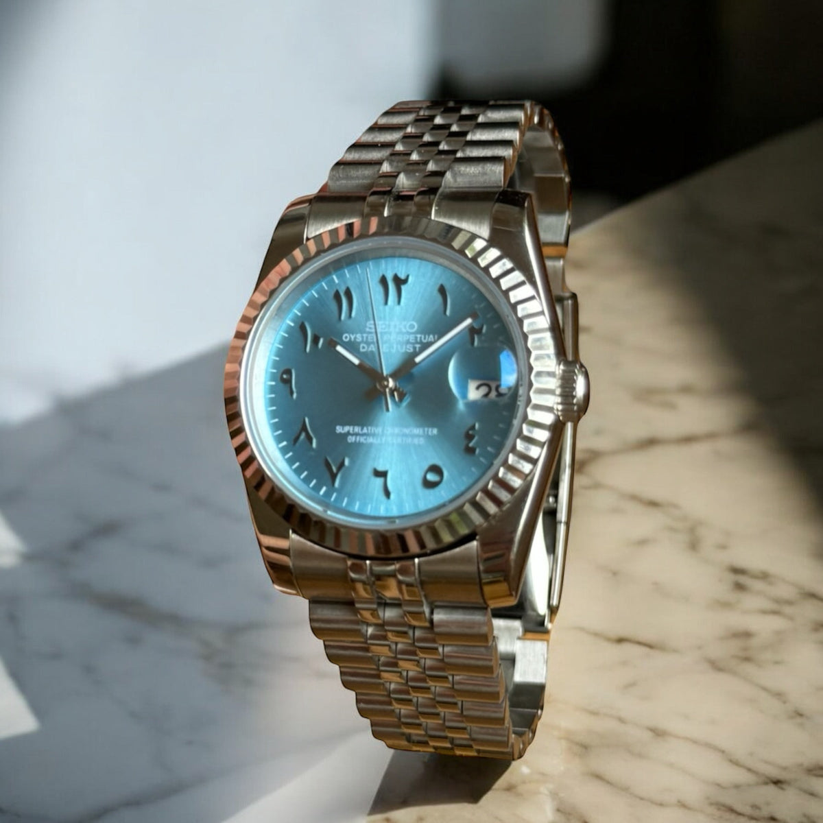 DJ-Fluted "Sky Blue" Árabe - Reloj personalizado con cristal de zafiro y acero inoxidable 316L | XP Watch Co.