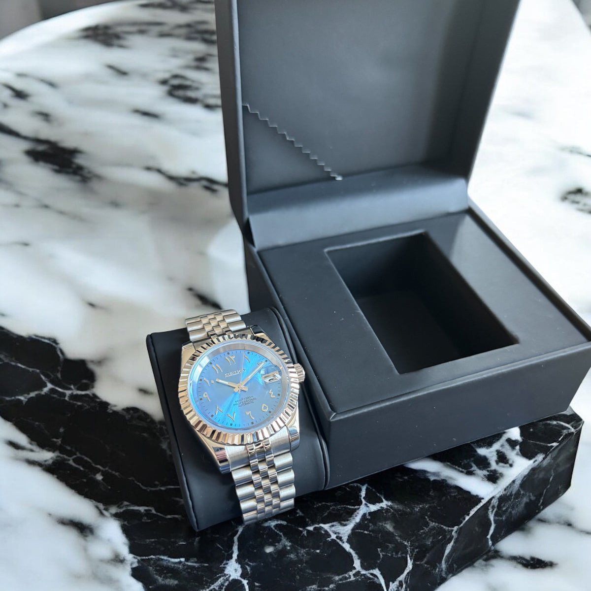 DJ-Fluted "Sky Blue" Árabe - Reloj personalizado con cristal de zafiro y acero inoxidable 316L | XP Watch Co.