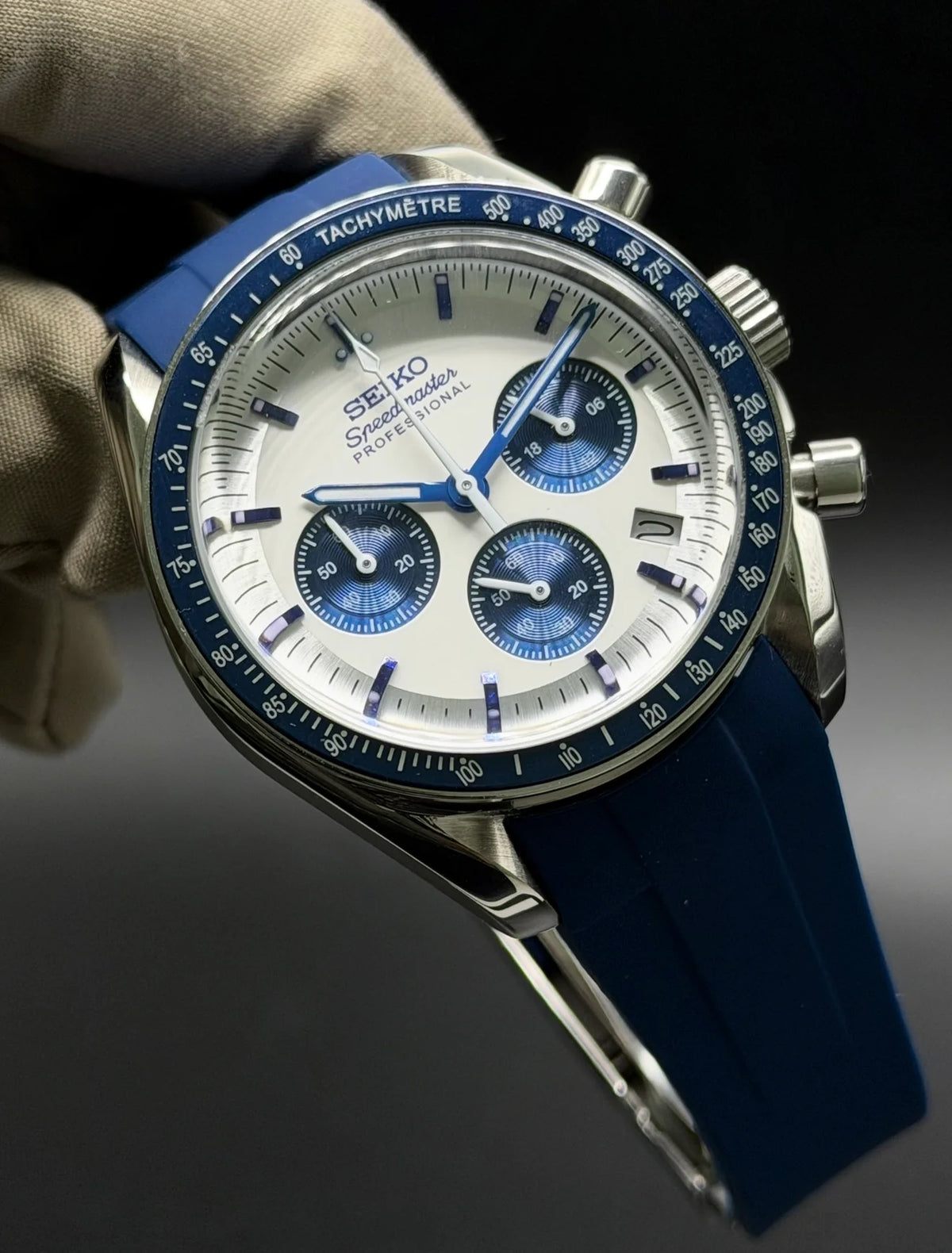 Speedy Mod ‘Snoopy’ Blue Rubber Strap - Reloj personalizado con cristal de zafiro | XP Watch Co.