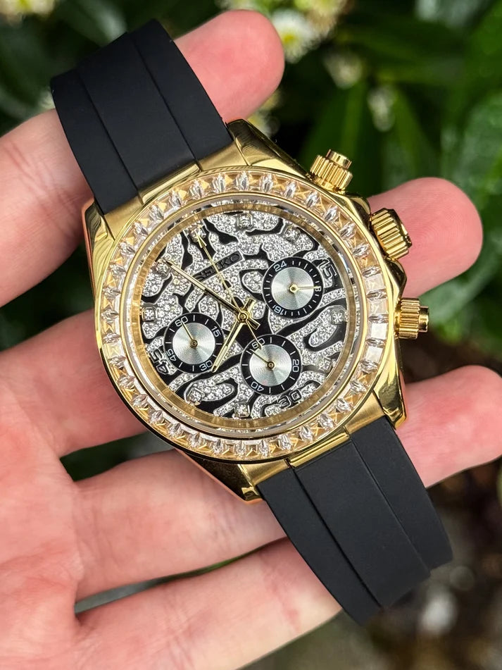 D-Racing Diamond Lion, reloj dorado con esfera negra y detalles de diamante
