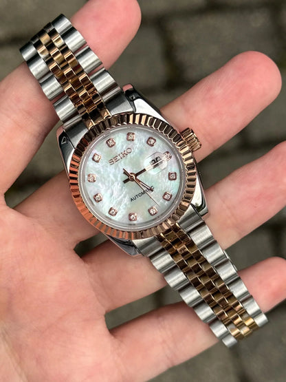 Ladyjust Two Tone Rose Gold Mother of Pearl & Diamonds - Reloj personalizado con cristal de zafiro y acero inoxidable 316L | XP Watch Co.