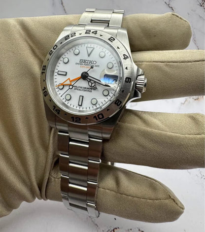 GMT Dual-Time Dual-Time "Explorer White" - Reloj personalizado con cristal de zafiro y acero inoxidable 316L | XP Watch Co.