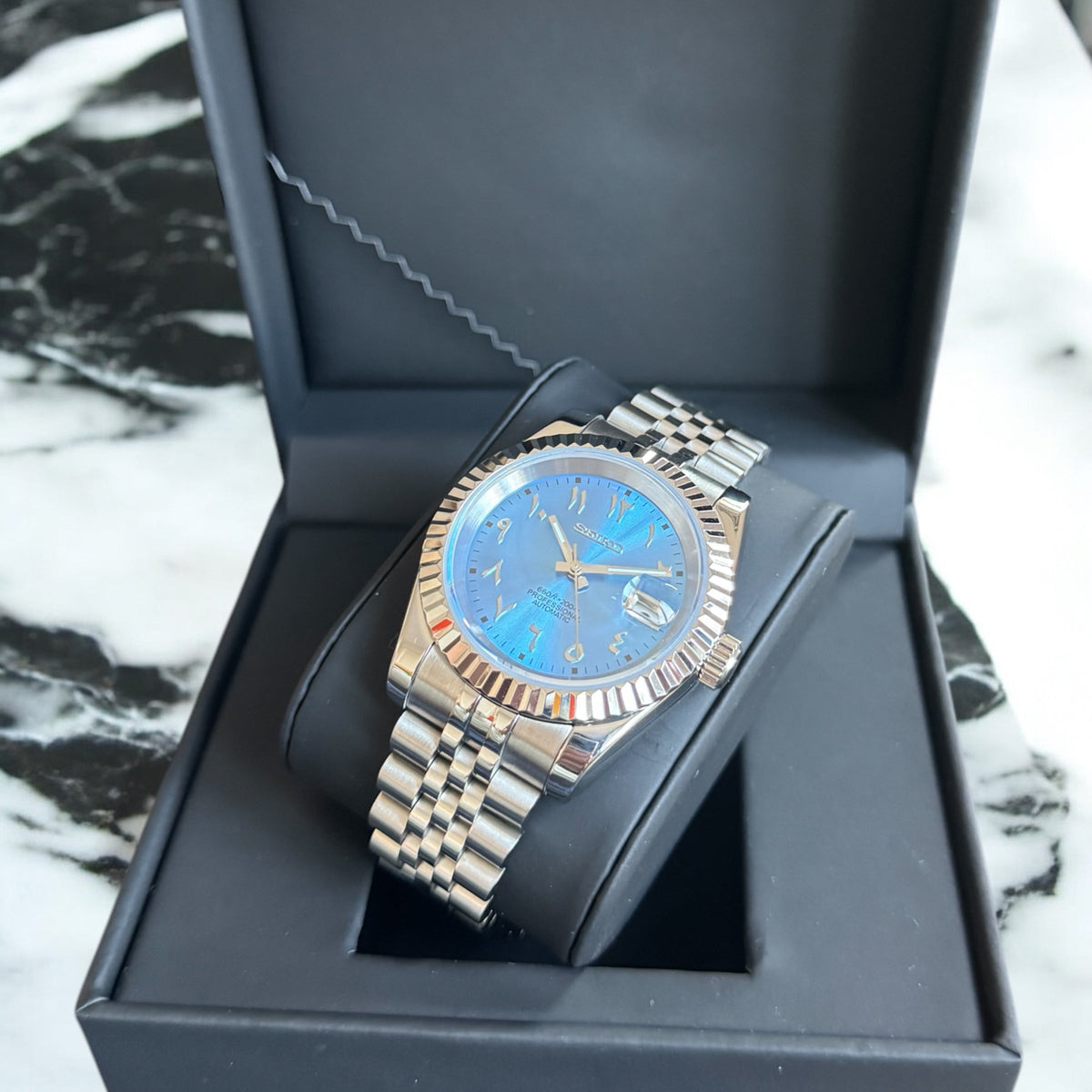 DJ-Fluted "Sky Blue" Árabe - Reloj personalizado con movimiento automático NH35 y cristal de zafiro | XP Watch Co.