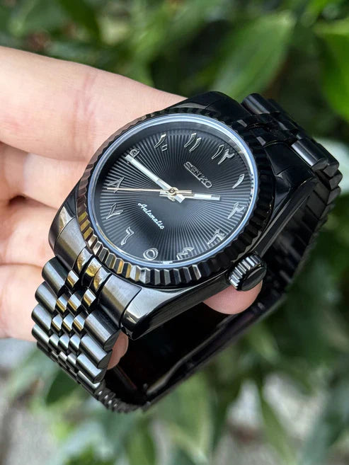 DJ-Fluted "Black Stealth" Árabe - Reloj automático personalizado con cristal de zafiro y acero inoxidable 316L | XP Watch Co.
