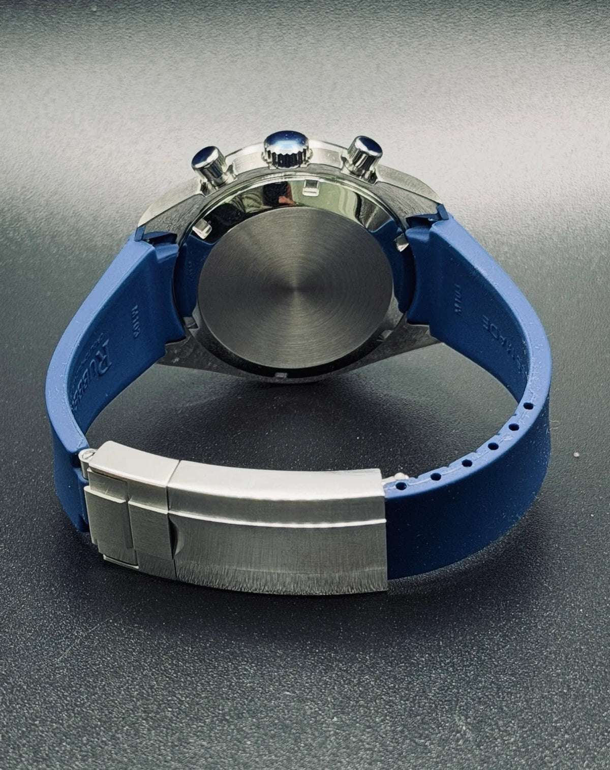 Speedy Mod ‘Snoopy’ Blue Rubber Strap - Reloj personalizado con acero inoxidable 316L | XP Watch Co.