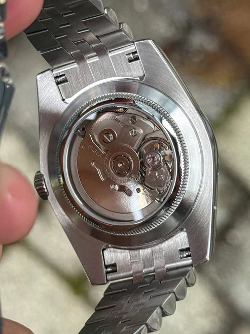 DJ-Fluted "Sunburst Blue" Árabe - Reloj personalizado con movimiento automático NH35 y acero inoxidable 316L | XP Watch Co.