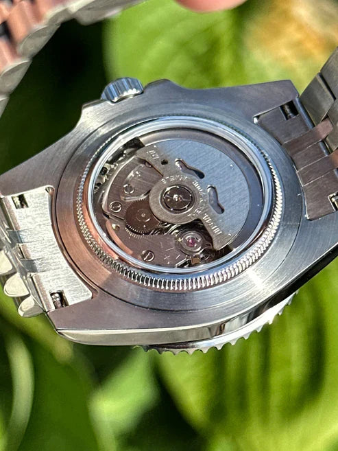 GMT Dual-Time "Black/Grey" (Bruce Wayne) - Reloj personalizado con movimiento automático NH35 y acero inoxidable 316L | XP Watch Co.