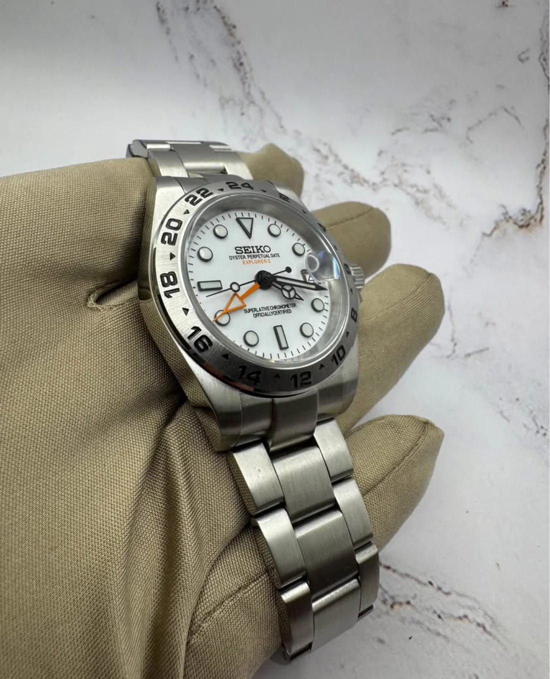 GMT Dual-Time Dual-Time "Explorer White" - Reloj personalizado con cristal de zafiro y acero inoxidable 316L | XP Watch Co.