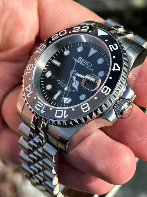 GMT Dual-Time "Black/Grey" (Bruce Wayne) - Reloj personalizado con cristal de zafiro y acero inoxidable 316L | XP Watch Co.