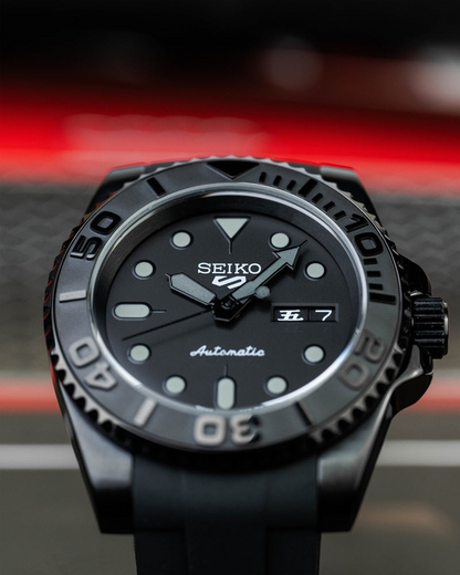Seimod Black Knight - Reloj personalizado con movimiento automático NH35 y acero inoxidable 316L | XP Watch Co.