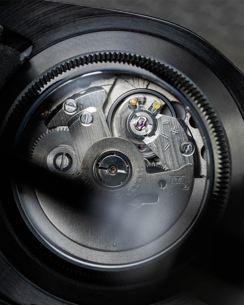 Seimod Black Knight - Reloj personalizado con movimiento automático NH35 y acero inoxidable 316L | XP Watch Co.