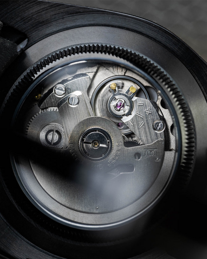 Seimod Black Knight - Reloj personalizado con movimiento automático NH35 y acero inoxidable 316L | XP Watch Co.